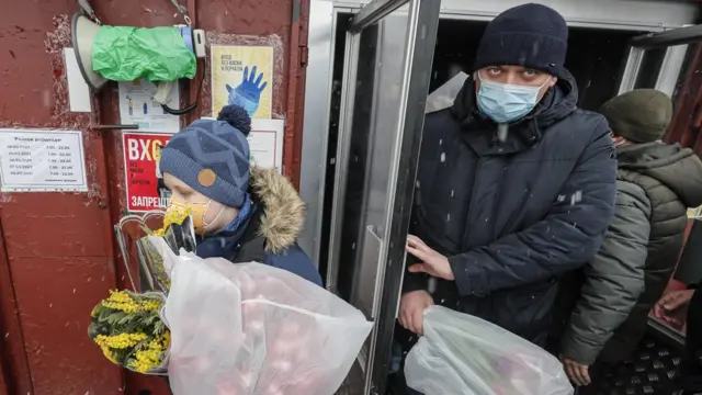 Москвичи покупают цветы к 8 марта