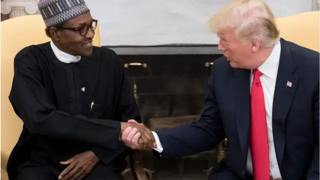 Shugaba Muhammadu Buhari da Donald Trump na gaisawa