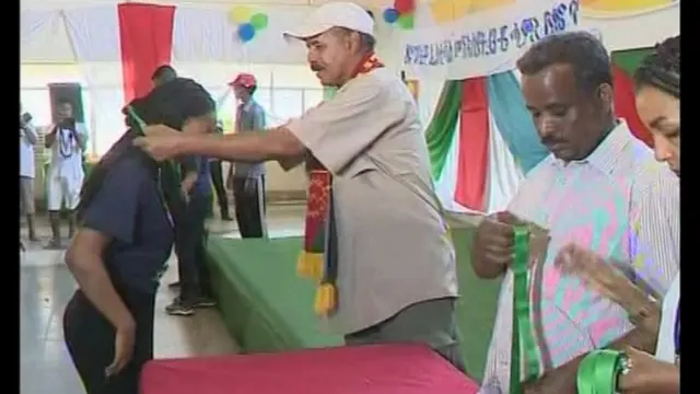 ፕረዚደንት ኢሳይያስ ኣፈወርቂ ኣብ ሳዋ ኣብ ዝተኻየደ ፌስቲቫል ሽልማት እናሃበ።