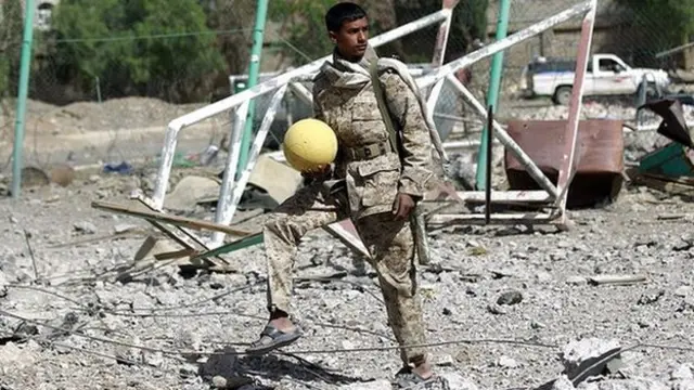 La infraestructura de los estadios y campos de fútbol están en ruinas.