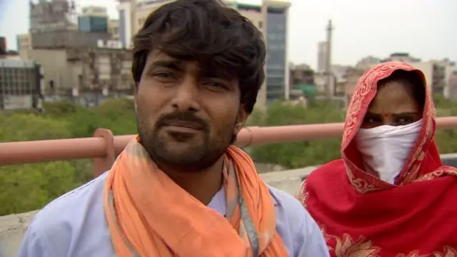 நாடு தழுவிய முடக்க நிலை அறிவிக்கப்பட்ட பின்னர் நகரங்களை விட்டு வெளியேறிய ஆயிரக்கணக்கானோரில் நீரஜ் குமார் மற்றும் அவரது மனைவி ஆகியோரும் அடக்கம்.