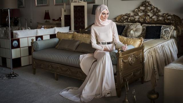 Muhafazakârara hitap eden bir moda dergisinin fotoğraf çekimi.