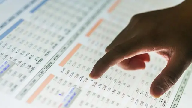 شخص يشير باصبعه فوق شاشة