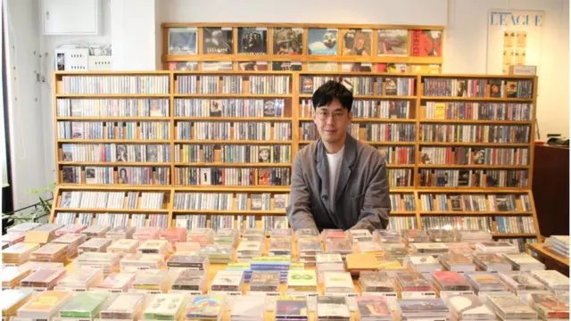 「waltz」店主の角田太郎さんは、音楽とは「形あるもの」だと思うと話した（写真：小村トリコ）