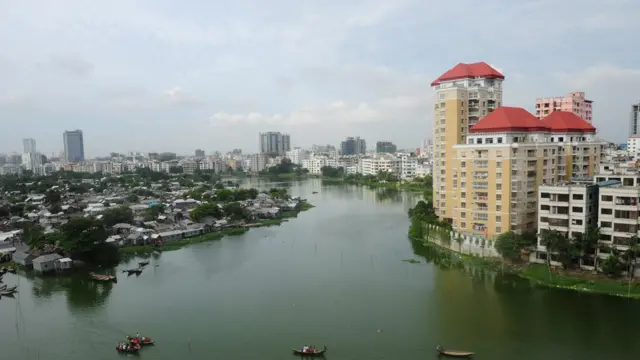 বাংলাদেশীদের আয় বেড়েছে। কিন্তু পাশাপাশি সম্পদের বৈষম্যও বেড়েছে।