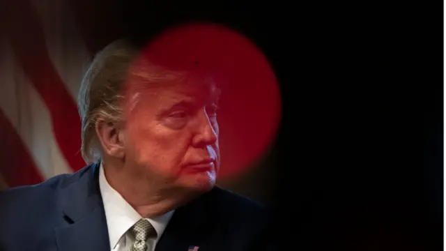 Tổng thống Donald Trump tự gọi mình là "Tổng thống thời chiến"