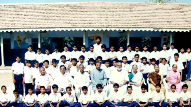 નાગજીભાઈ દેસાઈ અને બાળકો