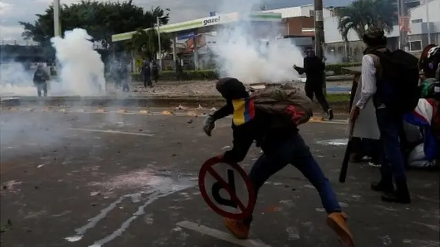 Policía y manifestantes