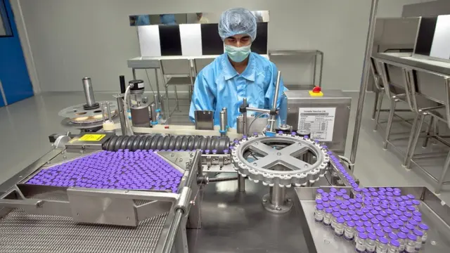 Les flacons sont étiquetés sur le site d'Incepta au Bangladesh