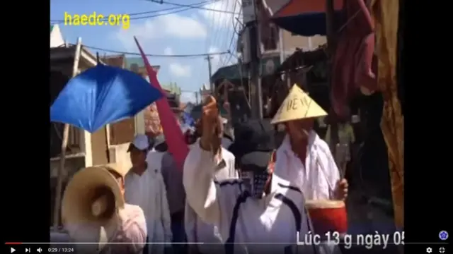 Người dân Cồn Sẻ dùng loa và trống đi tuần hành trong địa phận giáo xứ