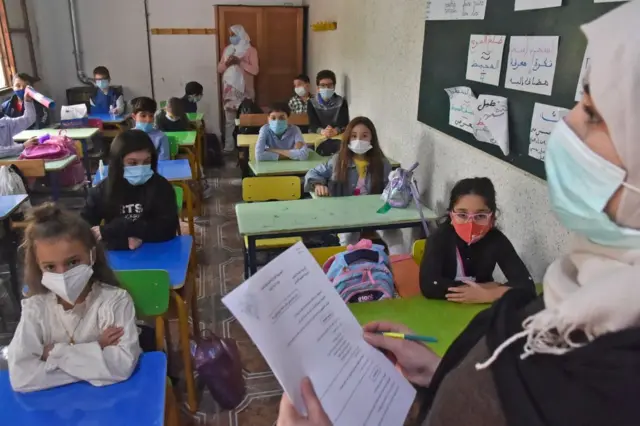 تلاميذ يجلسون في فصل بأحد مدارس العاصمة الجزائرية في 21 أكتوبر/تشرين الأول 2020