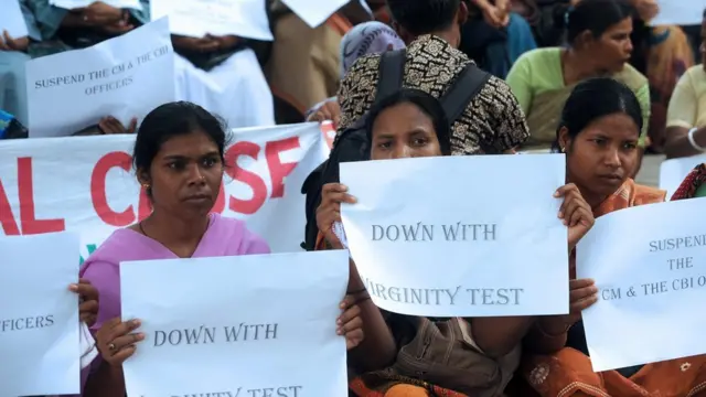 Abagore n'abakobwa bari mu myiyerekano yo kwiyamiriza umugenzo wo gusuzuma ubusugi