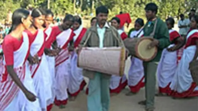સંથાલ સમાજની મહિલાઓ અને ઢોલ વગાડતા પુરુષો