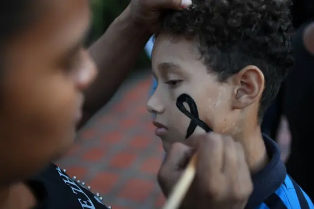 Mujer le pintaba un lazo negro a su hijo