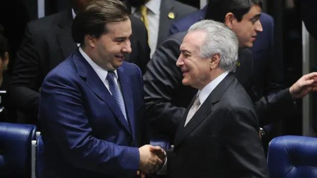 Rodrigo Maia cumprimenta Temer durante sessão solenecomo apostar nas eleiçõesposse do presidente no Congresso