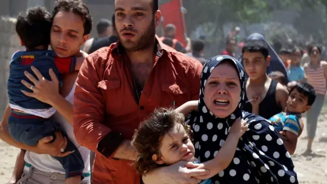 ग़ज़ा पर जुलाई 2014 में हुए हमले के बाद भागते परिवार