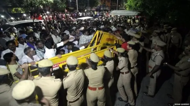 चेन्नई में अपोलो अस्पताल के बाहर की दृश्य