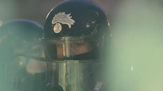 હેલ્મેટ પહેરેલો પુરુષ