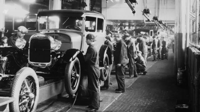 福特汽车公司位于密歇根州迪尔伯恩工厂内的装配线工人。