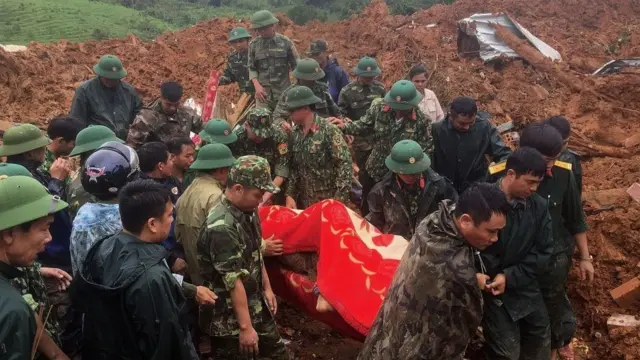 Lực lượng cứu hộ tìm thấy các thi thể của 22 chiến sĩ tử vong trong vụ lở đất tại Đoàn kinh tế quốc phòng 337, Hướng Hóa, Quảng Trị.