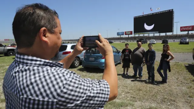 Pantalla gigante muestra el eclipse