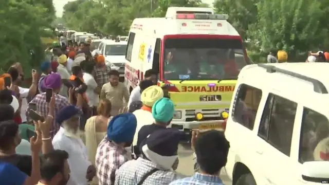 ਸਿੱਧੂ ਮੂਸੇਵਾਲਾ ਦੀ ਮ੍ਰਿਤਕ ਦੇਹ ਨੂੰ ਸਖ਼ਤ ਸੁਰੱਖਿਆ ਹੇਠ ਹਸਪਤਾਲ ਤੋਂ ਪਿੰਡ ਮੂਸਾ ਲੈ ਕੇ ਆਇਆ ਗਿਆ