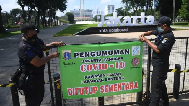 Pemprov DKI Jakarta menutup kembali taman-taman kota di Jakarta selama masa Pemberlakukan Pembatasan Kegiatan Masyarakat (PPKM) Mikro Jakarta, Jumat (25/06).