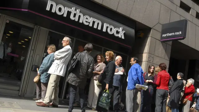 Londra'da Northern Rock binası önünde kuyruk oluşturan müşteriler, 2008