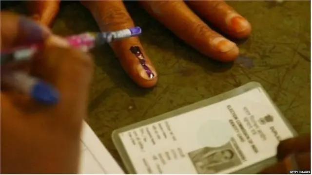 मतदान की स्याही लगी उंगली