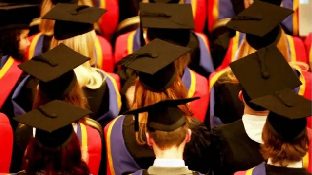 випускники