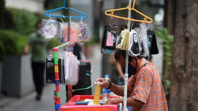 พ่อค้าขายหน้ากากอนามัยริมทางเท้า