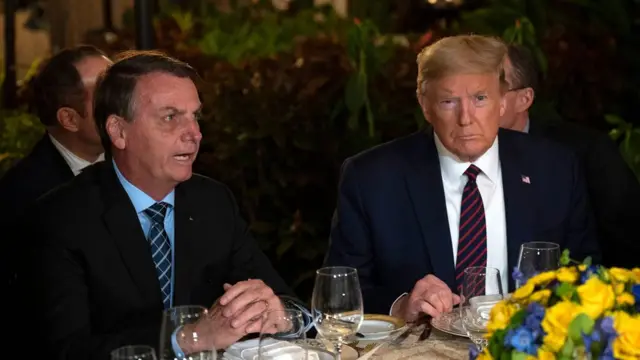 Bolsonaro e Trump jantando lado a ladojonavos cbet biudzetas 2024uma mesa