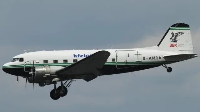 DC-3 транспорттук учагы Шенефельд аэропортунда. (2013-жыл, 30-июль)