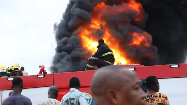 Awọn osisẹ panapana n sisẹ lati pa ina to n jo