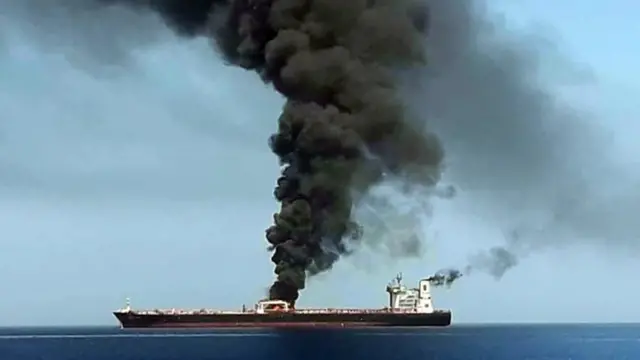 タンカー2隻で爆発、乗組員は全員無事 中東オマーン湾 - BBCニュース