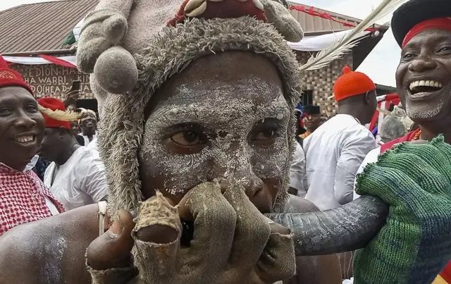 Wanaume wa Kinigeria husherehekea tamasha la Idju Owhurie festival la Warri, tarehe 29 Aprili 2019). Utamaduni wakufanya tamasha la Owhurie husherehekewa na watu wa ufalme wa Agbarha wa Warri, katika jimbo la Delta State. Tamasha hilo huwa kama tamasha la vita na hufahamika kwa wenyeji kama â€œAgbassa Jujuâ€ ambalo lilitumika katika kuchumbia mabinti tangu karne 15.