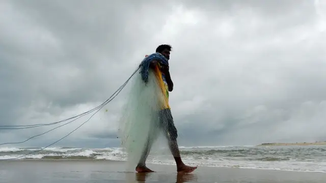 "ராமேசுவரம் மீனவர்கள் காலவரையற்ற வேலைநிறுத்தம்"