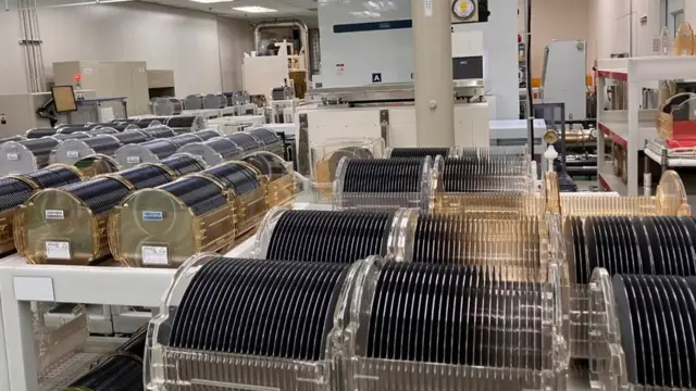 晶圓指以半導體制程的矽晶圓片,是製作晶片(chips)之基板。