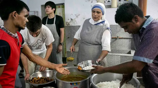 சாப்பாடு பரிமாறும் ஆண்