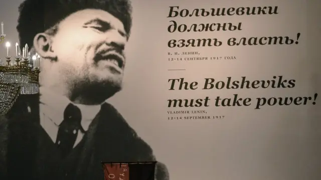 Портрет Владимира Ленина на выставке в Эрмитаже "Здесь делалась история", открытой 25 октября 2017 г.