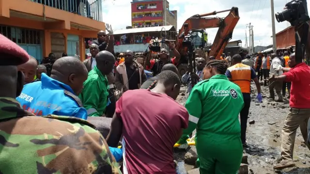 Baadhi ya maafisa wa St Johns wakishirikiana na maafisa wa polisi pamoja na wasamaria wema kuokoa baadhi ya watu waliokuwa wamenaswa chini ya vifusi vya jengo hilo