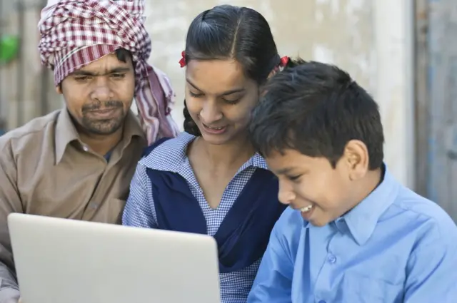 ఇద్దరు పిల్లలతో ఓ తండ్రి