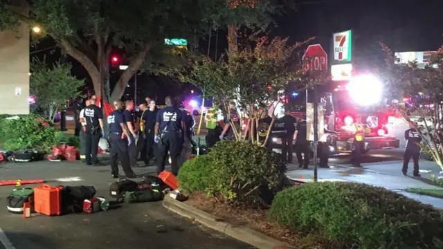Policías y bomberos frente a Pulse