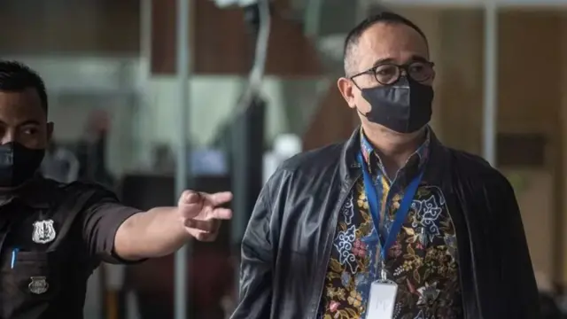 Mantan Kepala Bagian Umum Kantor Wilayah DJP Jakarta Selatan II Rafael Alun Trisambodo duduk di ruang tunggu sebelum menjalani pemeriksaan di Gedung KPK, Jakarta, Rabu (01/03).