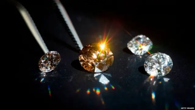 दुनिया में दस में से 9 हीरे सूरत में पॉलिश किए जाते हैं.