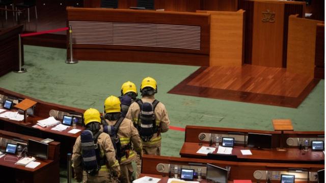 فريق إطفاء يتفقد المجلس النيابي في هونغ كونغ بعد رمي أحد النواب نباتات فاسدة في الأرض خلال جلسة 28 مايو 2020
