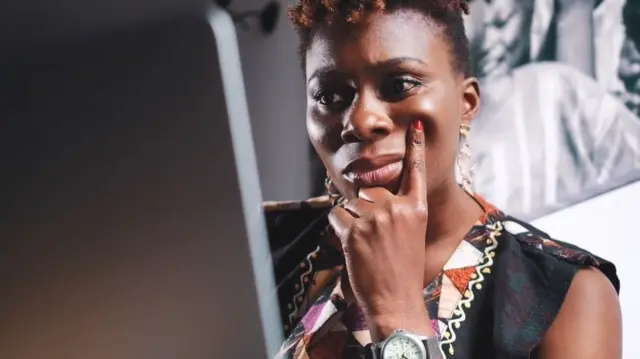 เนลลี อาทิง กำลังดูหน้าจอคอมพิวเตอร์