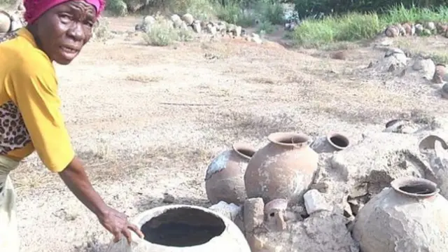 Nwaanyí na-emetụ aka n'ite