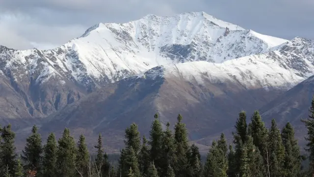 Montanhas nevadas no Alasca