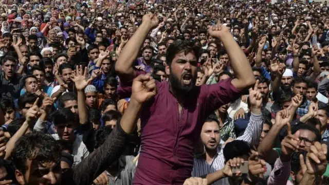 कश्मीर में प्रदर्शनकारी